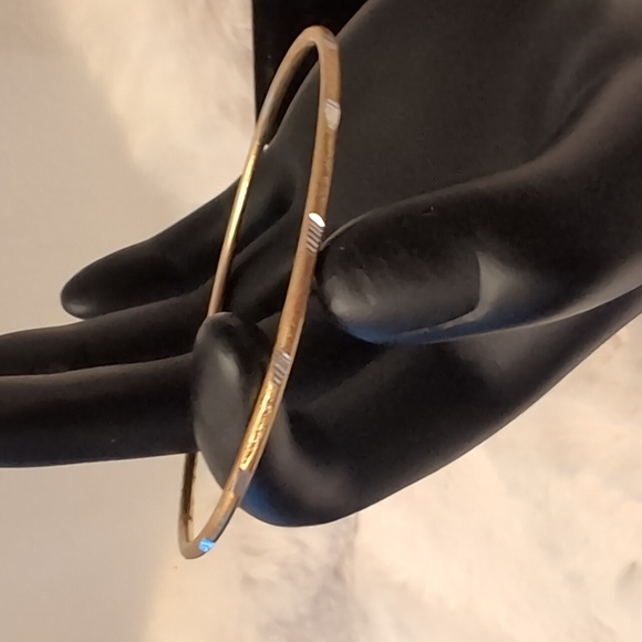 💵2/$10Bundle and Save💵 Gold & Silver Toned Bangle Textured Pattern Shaved in - Picture 2 of 7